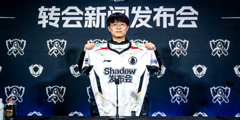 传奇选手Shadow在转会新闻发布会上展示新队服，背后是战队标志